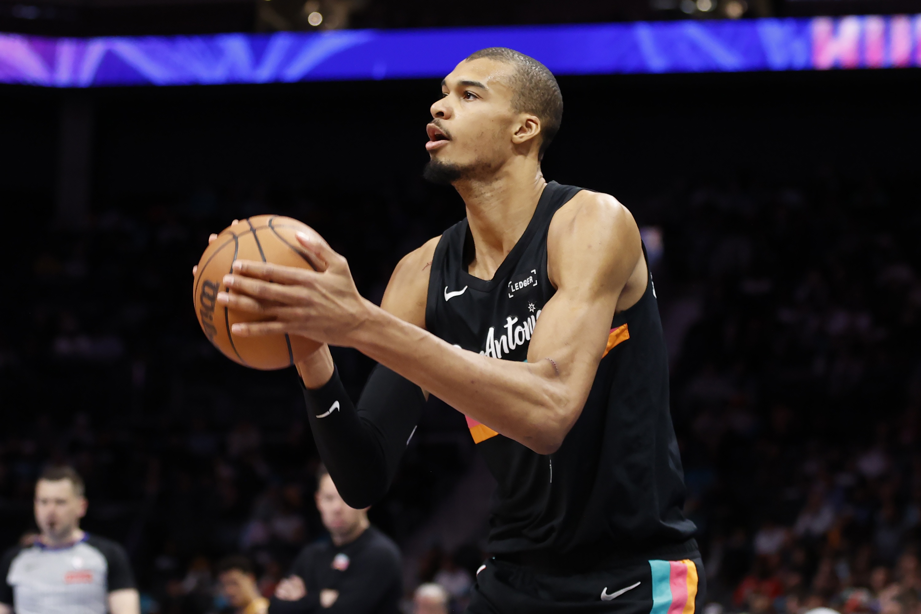 KAIYUN登录-手感滚烫！文班上半场飚中5记三分 多于独行侠全队4记三分