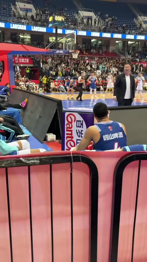 官方网站-刘维伟指着被换下场的韦瑟斯庞怒骂：去你X的 干死你个BYD